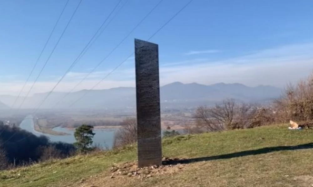 Ο μυστηριώδης μονόλιθος της Γιούτα εμφανίστηκε ξανά... αλλά στη Ρουμανία (βίντεο)